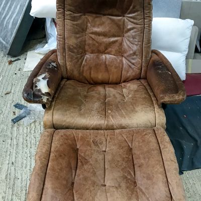 Photo of project „Armchair with ottoman Leather Reupholstery 16“ #4